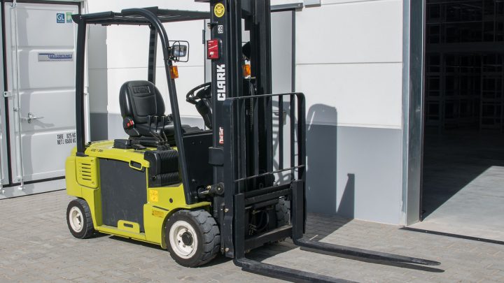 Dlaczego warto zainwestować w wózki widłowe?