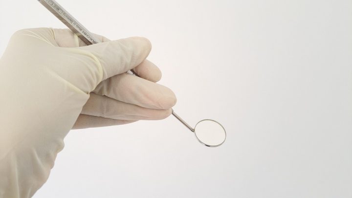 Protezy zębowe – jakie są najlepsze?