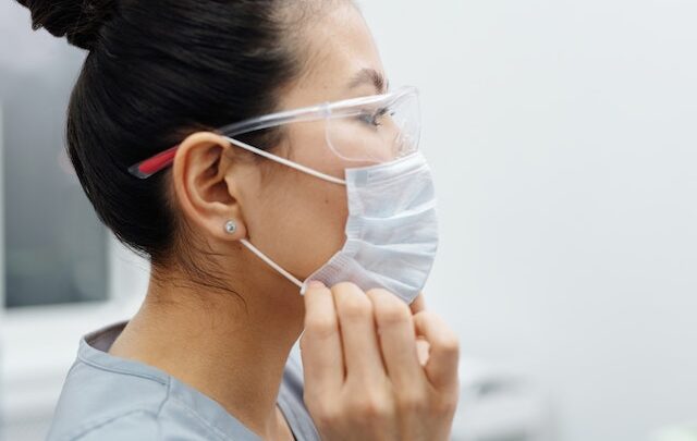 Nitkowanie zębów – jak skutecznie czyścić zęby przy pomocy nici dentystycznej?