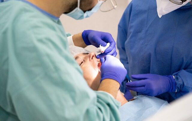 Jak poradzić sobie z ubytkami zębów? Popularne sposoby na odbudowę uśmiechu!