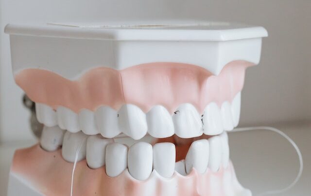 Wybielanie zębów olejem kokosowym? Czy to działa?