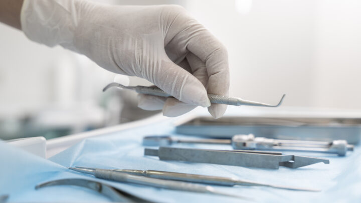 Czy wszczepienie implantu zębowego boli?