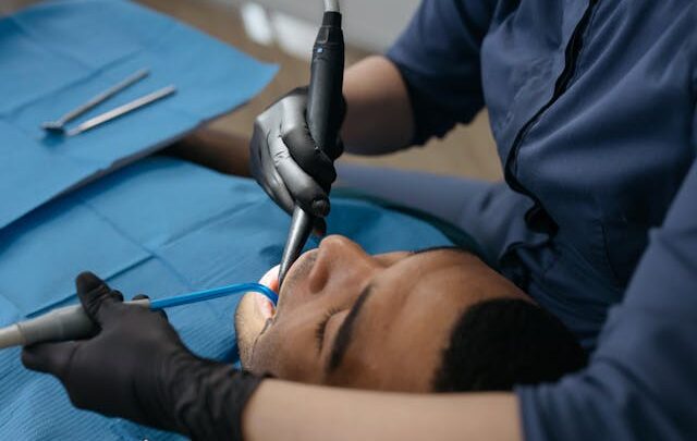 Jak długo nosi się śrubę gojącą po wszczepieniu implantów zębowych?