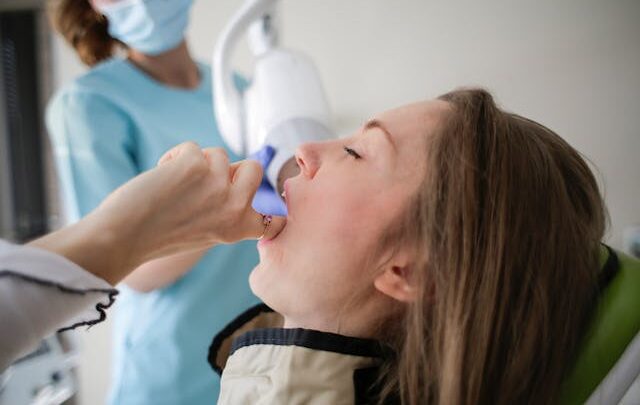 Jak często trzeba chodzić do dentysty, aby usuwać płytkę nazębną?