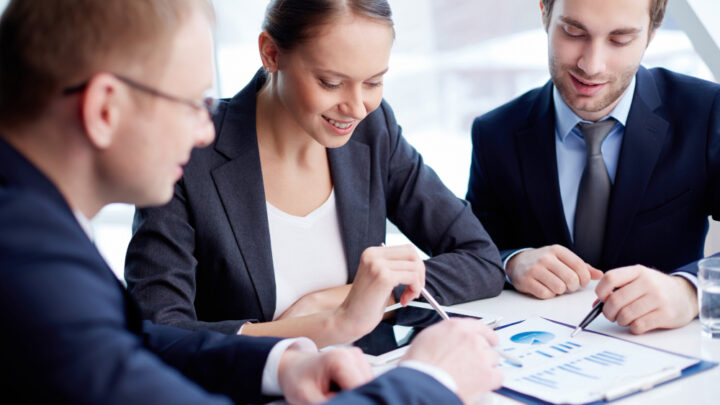 Jak doradztwo finansowe pomaga poprawić płynność finansową firmy?