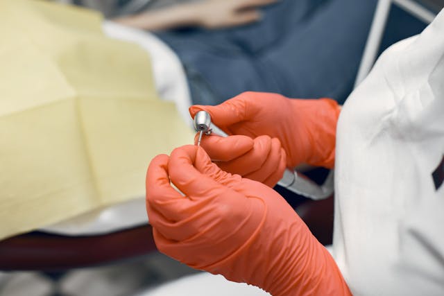 Kiedy konieczne jest odsłanianie zęba zatrzymanego?