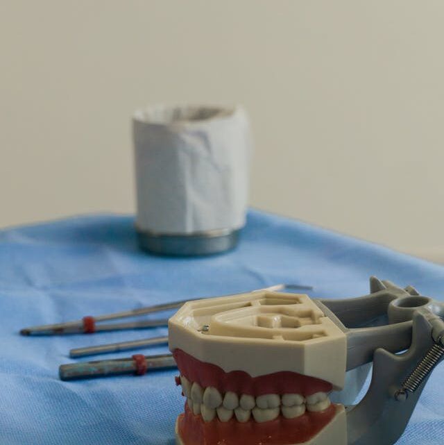 Czy proteza na implantach wygląda jak naturalne zęby?