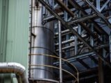 Materiały odporne na zużycie a koszty przestojów – co warto wiedzieć?
