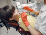 Jak odróżnić ubytek próchnicowy od starcia szkliwa lub ubytku klinowego?