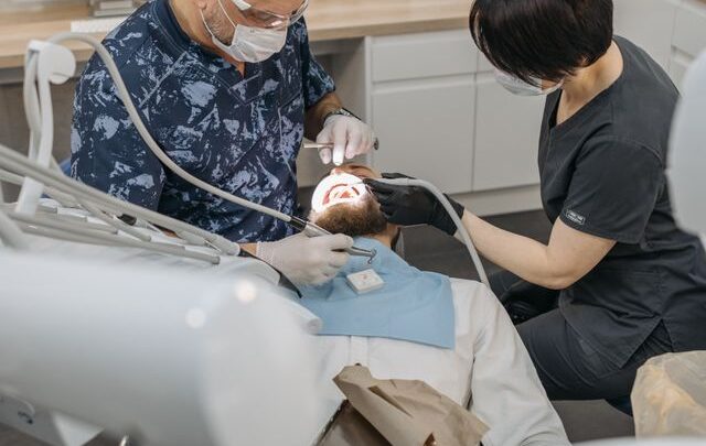 Jak wygląda pierwsza wizyta u chirurga dentystycznego przed planowanym zabiegiem?
