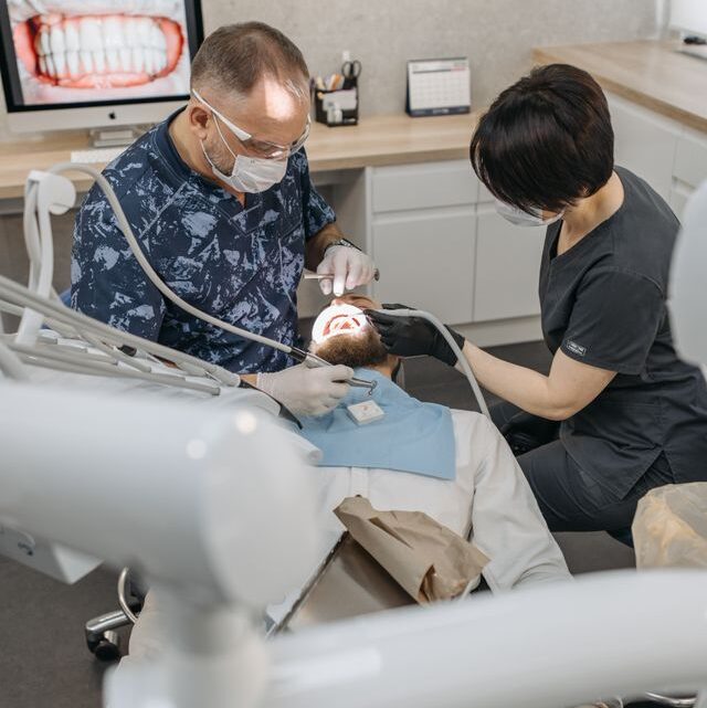 Jak wygląda pierwsza wizyta u chirurga dentystycznego przed planowanym zabiegiem?