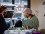 Krwawiące dziąsła i ból zęba – co może oznaczać takie połączenie?