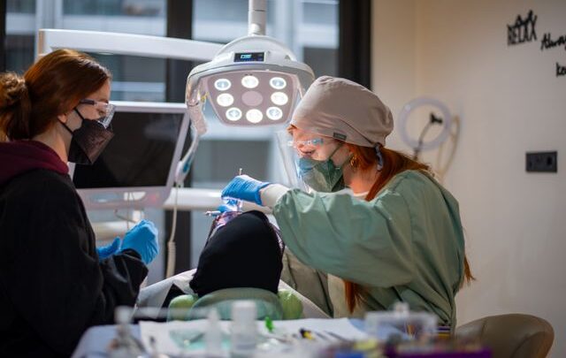 Krwawiące dziąsła i ból zęba – co może oznaczać takie połączenie?