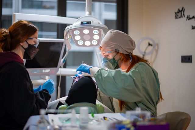 Krwawiące dziąsła i ból zęba – co może oznaczać takie połączenie?