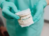 Czy stan zapalny wokół jednego implantu może zagrozić całej protezie?