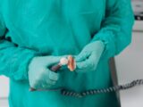 Czy z czasem trzeba wymienić całą protezę mocowaną na implantach?