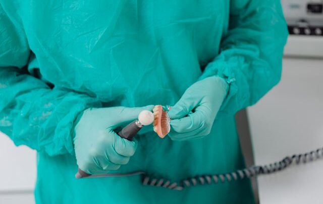 Czy z czasem trzeba wymienić całą protezę mocowaną na implantach?