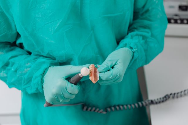 Czy z czasem trzeba wymienić całą protezę mocowaną na implantach?