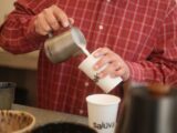Dzbanek z miarką do kawiarni – do czego przydaje się podczas codziennej pracy?