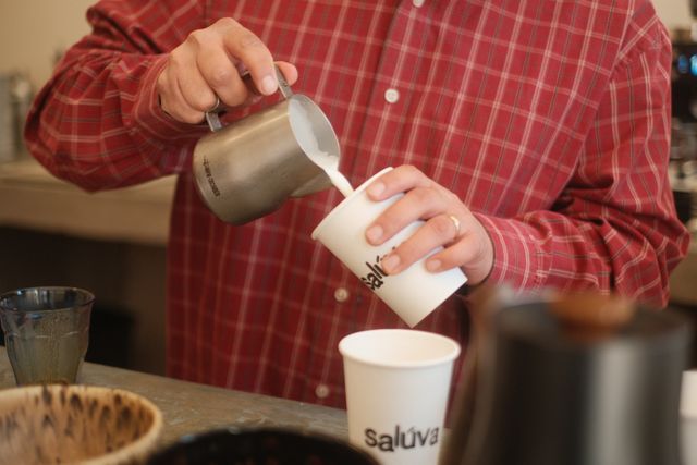 Dzbanek z miarką do kawiarni – do czego przydaje się podczas codziennej pracy?