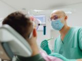 Jak odróżnić nadwrażliwość zębów od próchnicy?