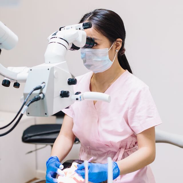 Czy można odbudować kilka brakujących zębów na mniejszej liczbie implantów?