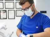 Jak protetyk dobiera kolor koron i mostów do naturalnych zębów?